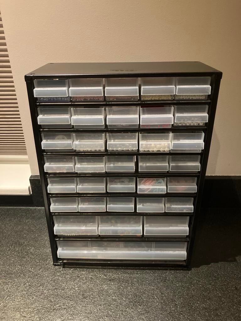 Kralenkastje met kralen en benodigdheden, Hobby en Vrije tijd, Kralen en Sieraden maken, Ophalen, Zo goed als nieuw, Kraal