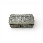 Lepeldoos met zilveren suikerschepje en twee broches, Antiek en Kunst, Ophalen of Verzenden, Zilver