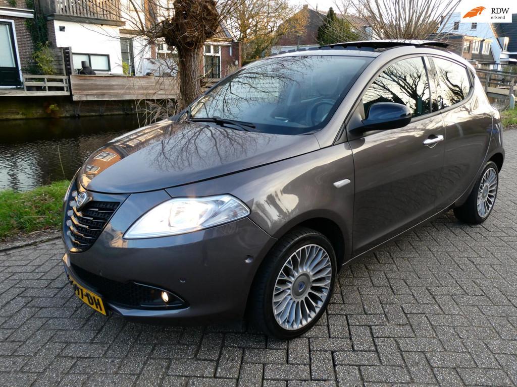 Lancia Ypsilon 0.9 Platinum 86pk Automaat Clima Leder Schuif, Auto's, Euro 5, 86 pk, 750 kg, Elektrische ramen