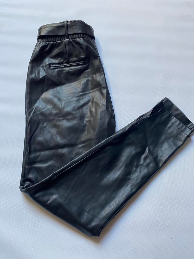 Prachtige kunsleer broek van het merk Ambika. Maat M., Ophalen of Verzenden, Zo goed als nieuw, Maat 38/40 (M), Lang