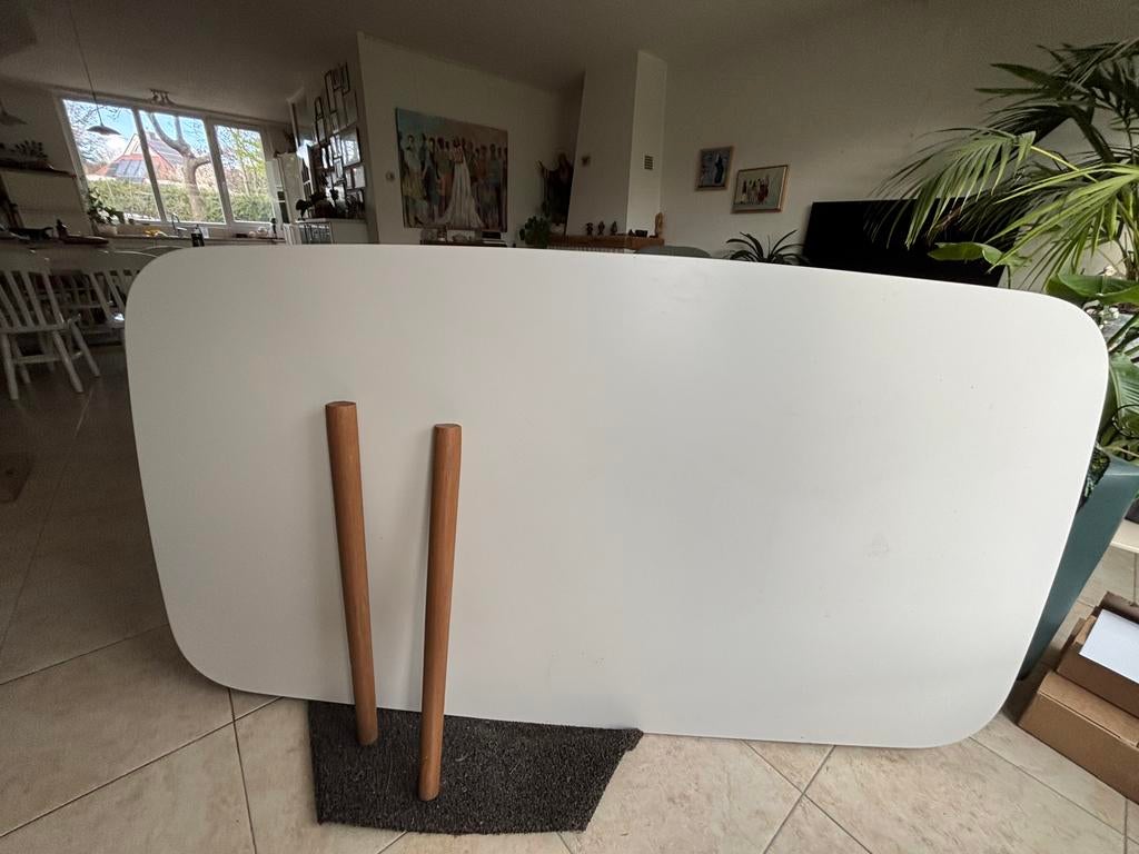 Moderne eettafel, ovaal, Huis en Inrichting, Tafels | Eettafels, 100 tot 150 cm, Ophalen of Verzenden, Zo goed als nieuw, Vijf personen of meer