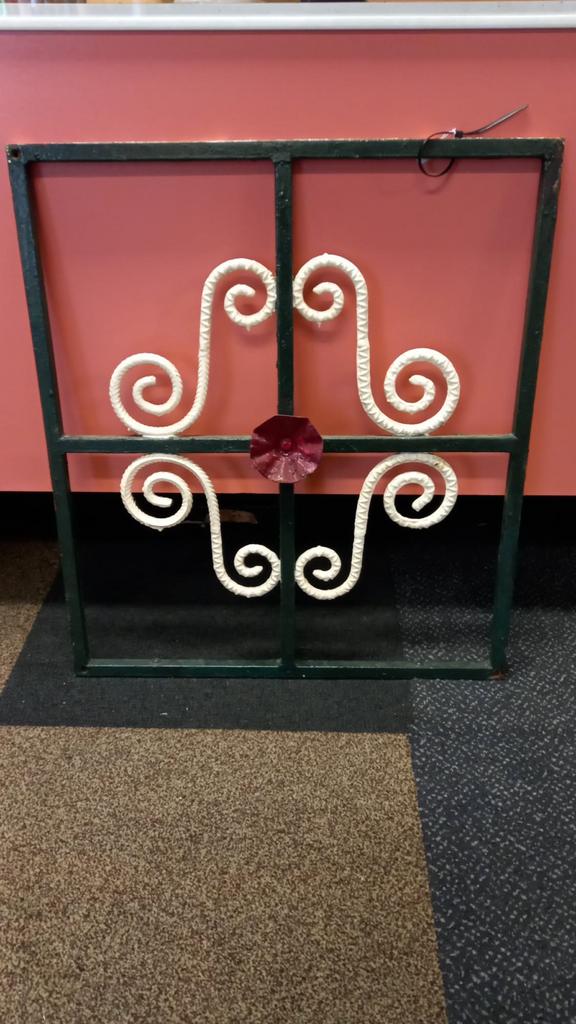 Decoratief raamwerk van metaal met krullen en glas, Gebruikt, Meerkleurig, Ophalen of Verzenden, Klassiek