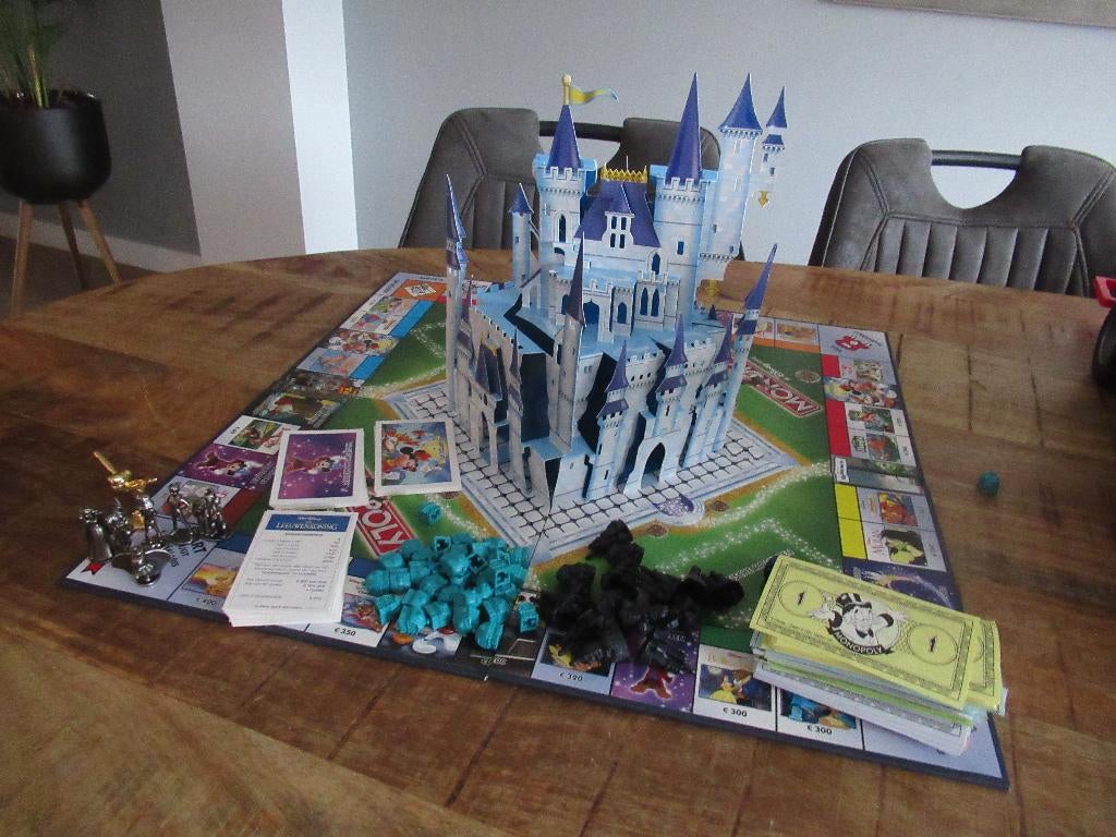 Monopoly Disney met uitklappend 3D kasteel, Ophalen of Verzenden, Gebruikt