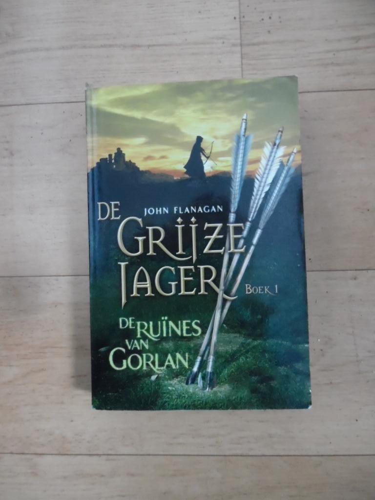De grijze jager ,boek 1, de ruines van Gorlan, Gelezen, John Flanagan, Ophalen of Verzenden, Fictie