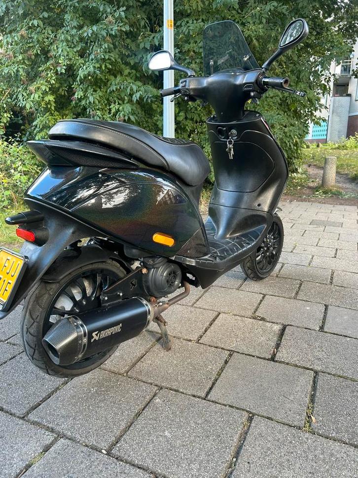 Zip 50cc e5 bomvol, Fietsen en Brommers, Scooters | Piaggio, Zo goed als nieuw, Zip, Maximaal 45 km/u, Benzine, Ophalen
