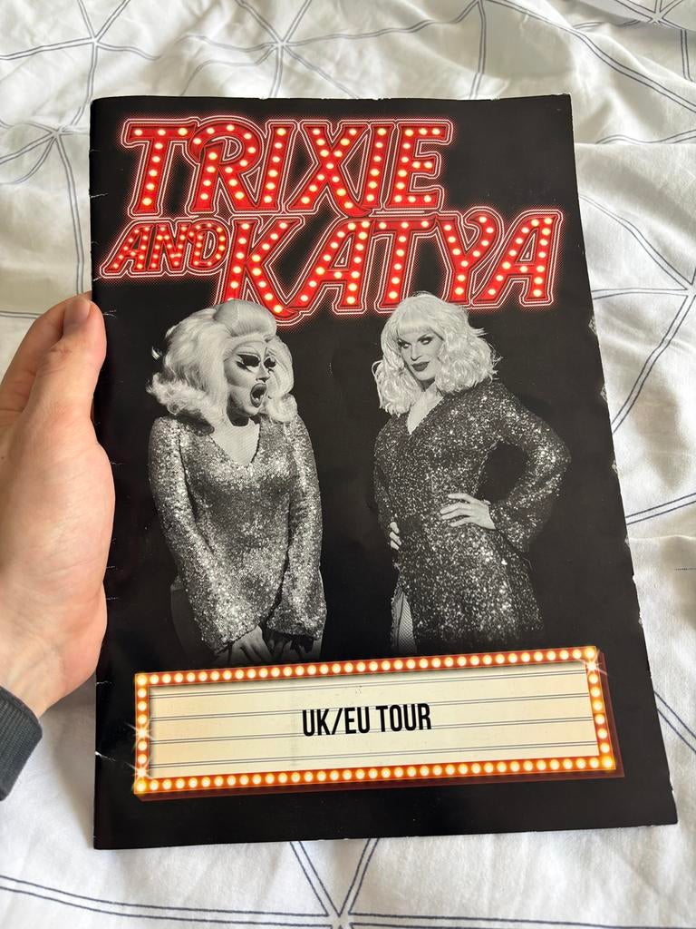 Trixie and Katya EU/UK Tour Booklet, Ophalen of Verzenden, Gelezen, Personen