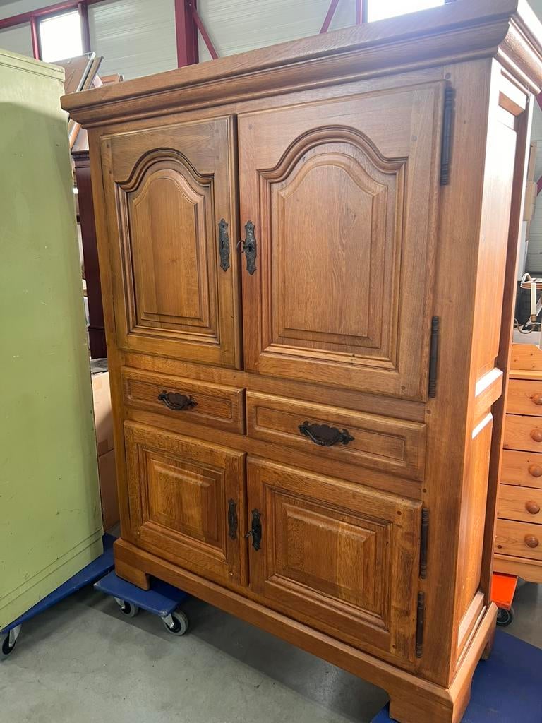 Massief eiken kast landelijk met smeedijzeren beslag, D, Eikenhout, Ophalen of Verzenden, Zo goed als nieuw