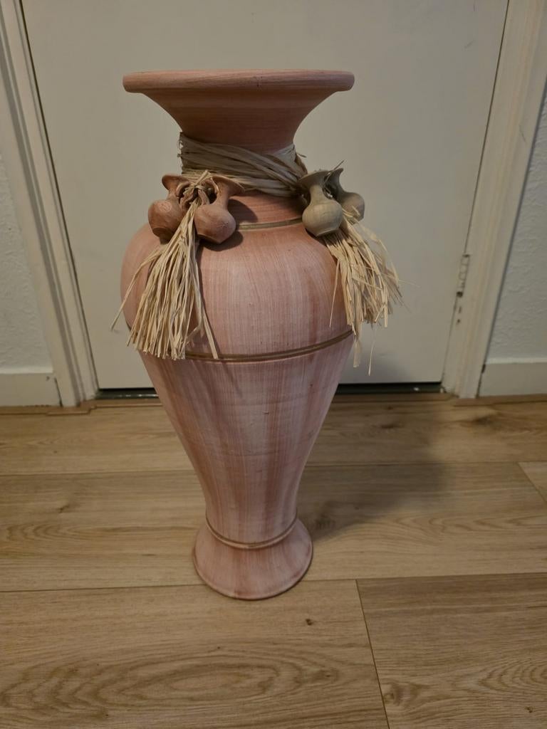 Grote terracotta vloervaas met decoratie, Ophalen, Zo goed als nieuw, Overige kleuren, 75 cm of meer