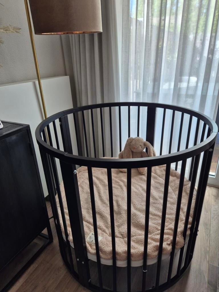 Zwarte ronde babybox op wieltjes + boxkleed, Kinderen en Baby's, Boxen, Ophalen, Zo goed als nieuw, Rond, Wieltjes