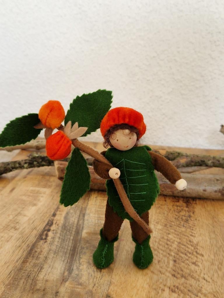 Bloemenkindje Rozenbottel van wolvilt voor seizoenstafel, Hobby en Vrije tijd, Vilt, Ophalen of Verzenden, Nieuw, Wolvilt