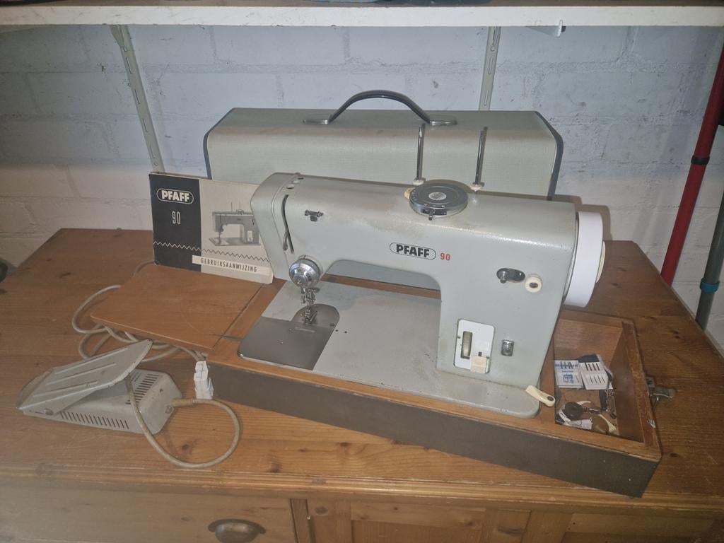 Vintage Pfaff 90 Naaimachine met Koffer en Handleiding, Hobby en Vrije tijd, Naaimachines en Toebehoren, Ophalen of Verzenden