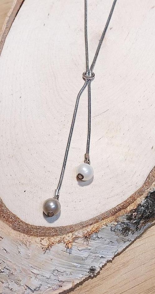 zilverkleurige ketting met 2 pareltjes grijs en wit, Sieraden, Tassen en Uiterlijk, Kettingen, Overige materialen, Ophalen of Verzenden