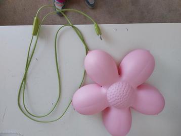 Ikea lamp. Roze Bloem of groene insect