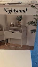 Nachtkastje wit, Huis en Inrichting, Slaapkamer | Nachtkastjes, Ophalen, Nieuw, Minder dan 45 cm, Minder dan 55 cm