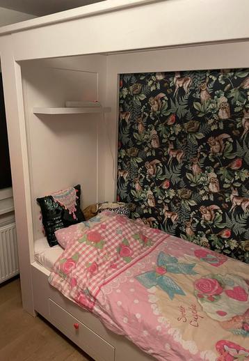 Bedstee met opberglades beschikbaar voor biedingen