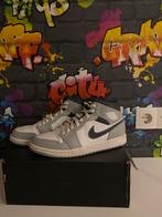 Jordan 1 mid light smokey grey 42, Kleding | Heren, Schoenen, Ophalen of Verzenden, Zo goed als nieuw, Overige kleuren