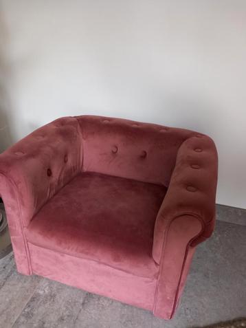 Roze fauteuil in goede staat beschikbaar voor biedingen