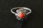 Zilveren ring met BLOEDKORAAL EN MARKASIET, Verzenden, Zo goed als nieuw, 17 tot 18, Dame