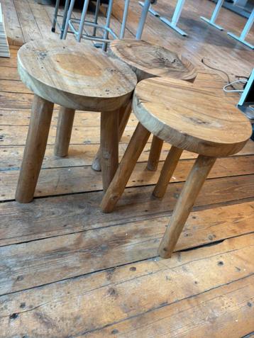 Set van drie plantentafels boomstam krukjes beschikbaar voor biedingen