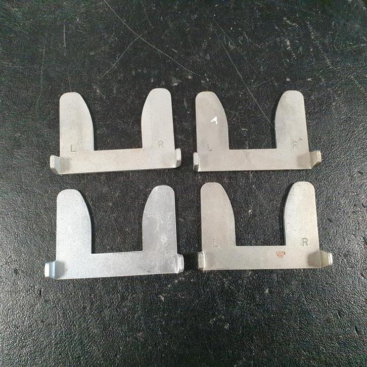 4x Ahrend Stavast metalen schappendragers, plankendragers v, Doe-het-zelf en Verbouw, IJzerwaren en Bevestigingsmiddelen, Gebruikt