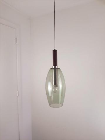 Stijlvolle jaren 70 hanglamp, glazen kap met houten armatuur beschikbaar voor biedingen