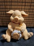 Varkentje zittend met hoed, Verzamelen, Beelden en Beeldjes, Ophalen of Verzenden, Nieuw, Dier