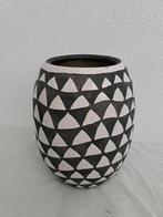 House Doctor Vaas Triangular - Zwart/Wit, Huis en Inrichting, Woonaccessoires | Vazen, Ophalen, Zwart, Aardewerk of Porselein
