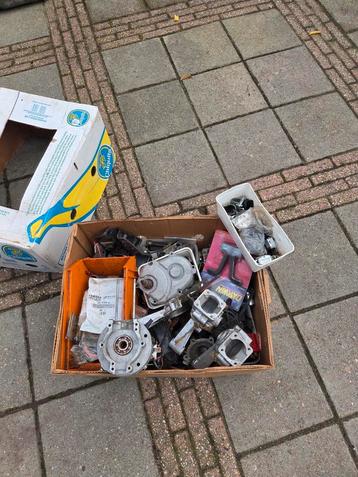 Bananendoos met carterdelen brommer aluminium  beschikbaar voor biedingen