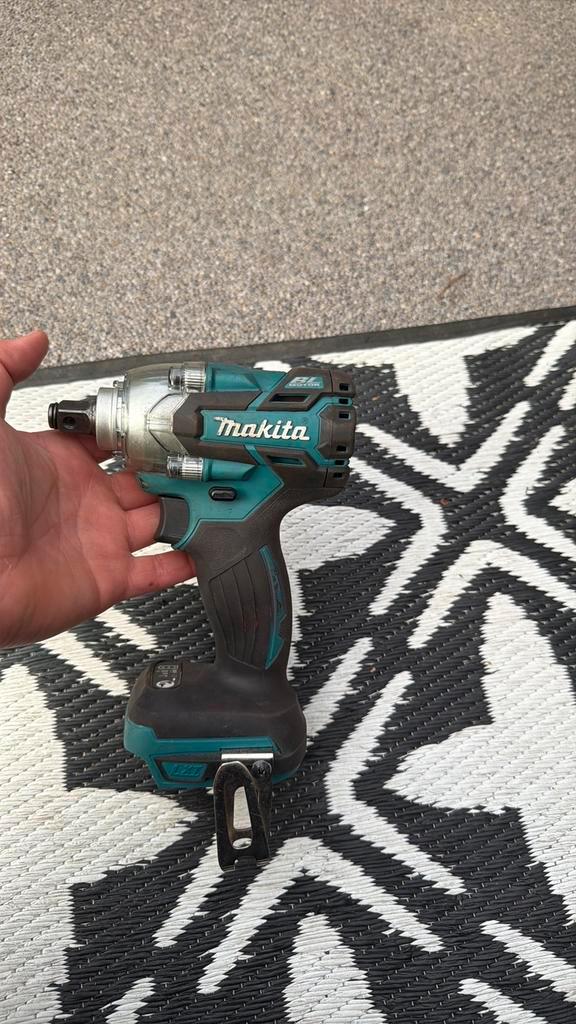 Makita DTW 285 18 V Slagmoersleutel, Doe-het-zelf en Verbouw, Gereedschap | Boormachines, Zo goed als nieuw, Kolomboormachine