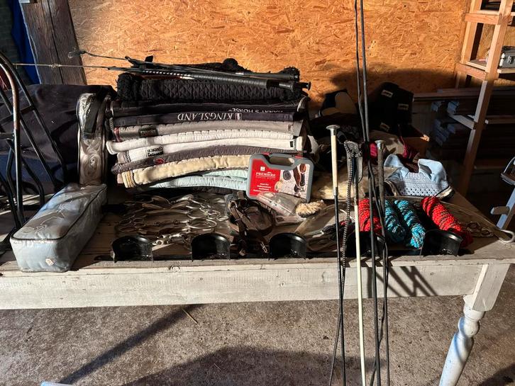 Diverse paardenspullen, dekens zadeldekjes, dekenrekken enz., Dieren en Toebehoren, Paarden en Pony's | Overige Paardenspullen