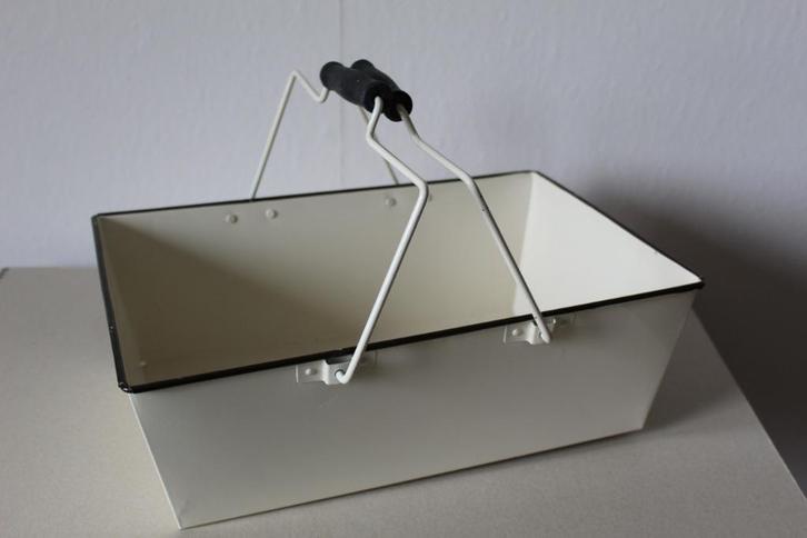 Metalen mand met houten handvatten, Huis en Inrichting, Woonaccessoires | Schalen en Manden, Zo goed als nieuw, Mand, Vierkant