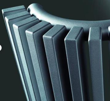 Vasco Zana half-ronde design radiator beschikbaar voor biedingen