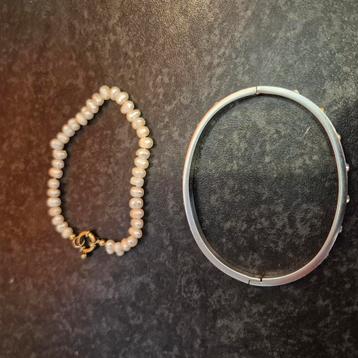 2 Armbandjes te koop beschikbaar voor biedingen