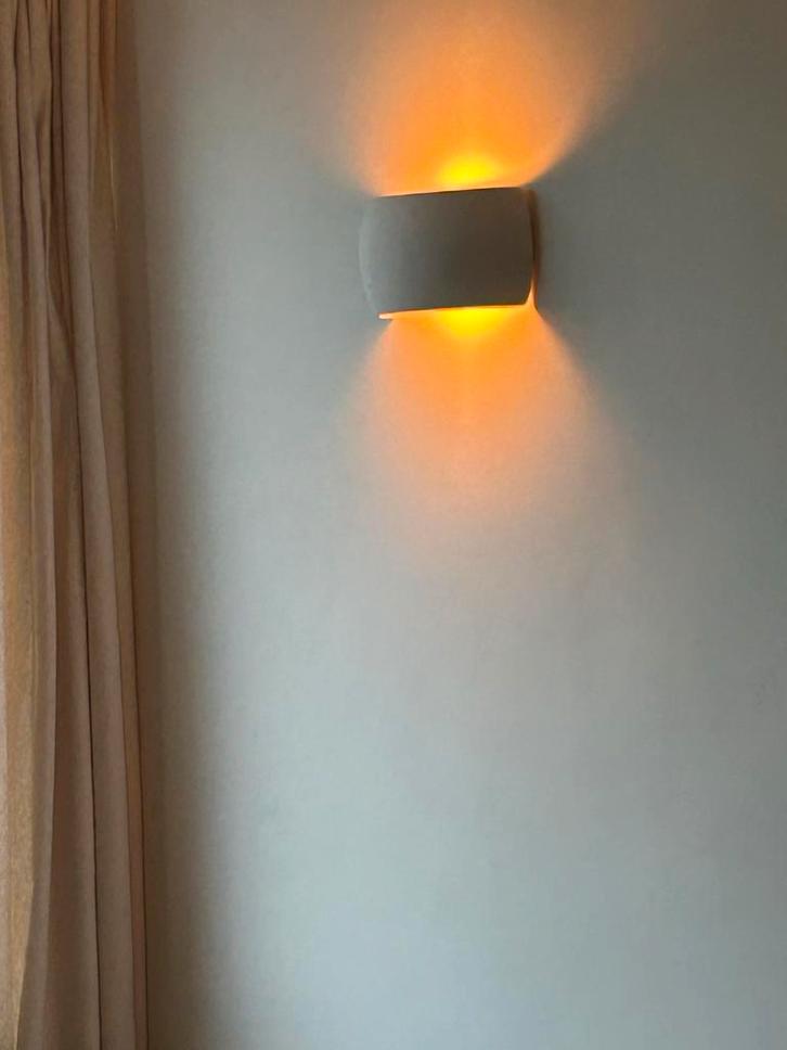 Twee gipsen muurlampen - wit en overschilderbaar, Huis en Inrichting, Lampen | Wandlampen, Zo goed als nieuw, Overige materialen