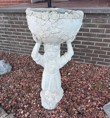 Tuinbeeld meisje met bloempot beschikbaar voor biedingen