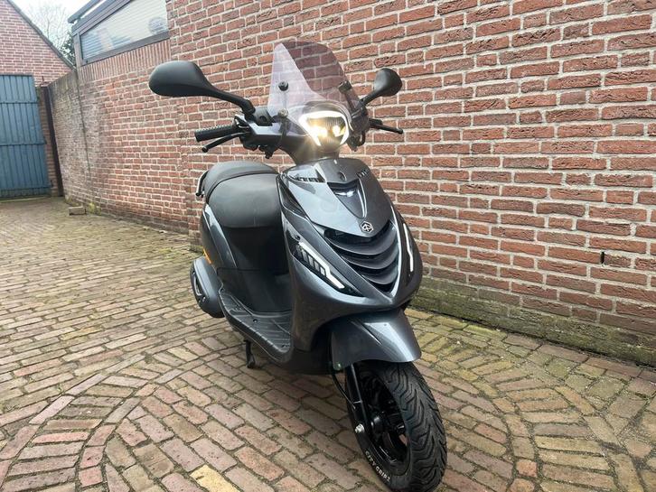 Piaggio zip brom, Fietsen en Brommers, Scooters | Piaggio, Zo goed als nieuw, Zip, Maximaal 45 km/u, Benzine, Ophalen