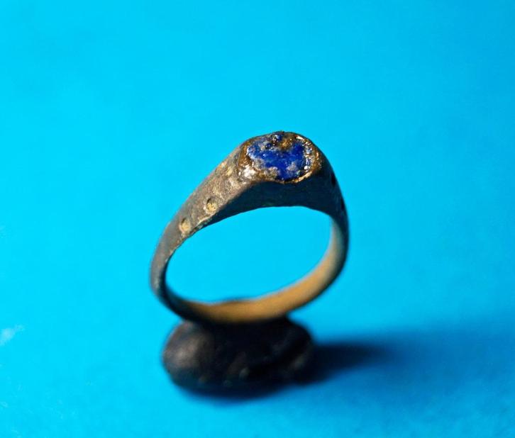 Vingerring - 15e/16e eeuw - Brons - Bodemvondst - A, Sieraden, Tassen en Uiterlijk, Antieke sieraden, Ring, Brons, Met edelsteen