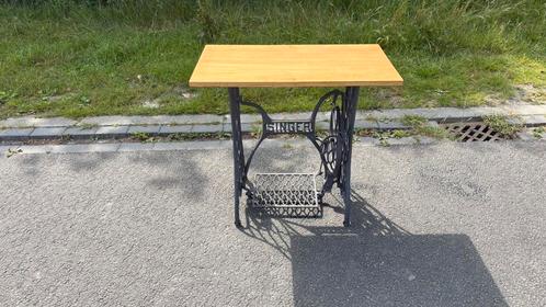 Buiten tafel  of binnen tafel op singer, Hobby en Vrije tijd, Naaimachines en Toebehoren, Gebruikt, Lockmachine, Singer, Ophalen