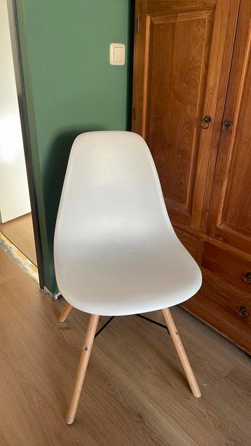 Witte Stoel beschikbaar voor biedingen