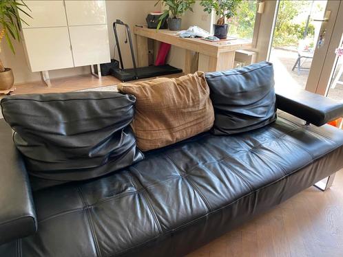 Zwart leren bank en  hocker 235 x 104 en 130 x 80,, Huis en Inrichting, Banken | Bankstellen, Gebruikt, Rechte bank, Driepersoons