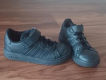 zwarte addidas sneakers maat 28 beschikbaar voor biedingen