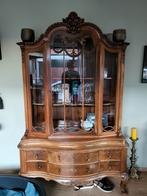 Antieke vitrinekast met gebogen front, Ophalen