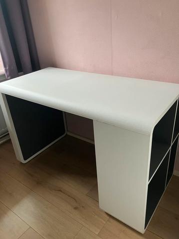 Mooi bureau wit met zwart/ grijze vlakken