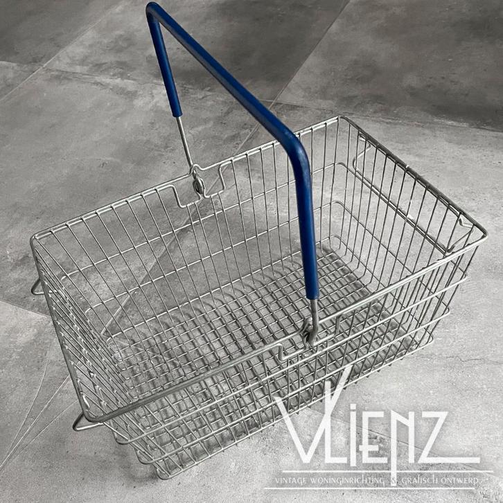 Vintage, brocante metalen boodschappenmandje, blauw hengsel, Antiek en Kunst, Curiosa en Brocante, Ophalen of Verzenden