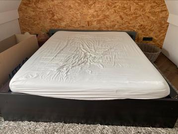 Bed 2persoons (incl. ombouw, lattenbodem en matras) beschikbaar voor biedingen