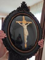 Antiek kruisbeeld in zwarte lijst, Antiek en Kunst, Ophalen