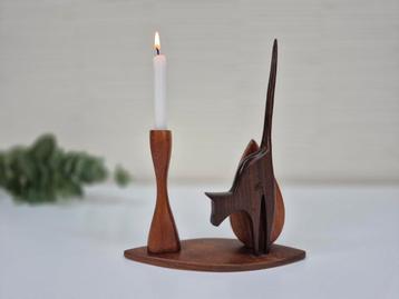 Mid-Century vintage teakhout kandelaar met kattenfiguur. beschikbaar voor biedingen