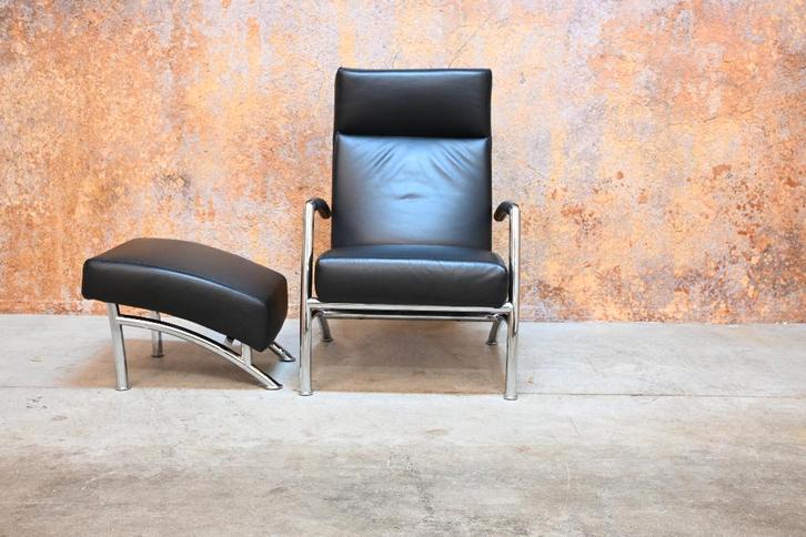 ZGAN staat zwarte leren Leolux Helical designfauteiul + poef, Huis en Inrichting, Fauteuils, Zo goed als nieuw, Leer, Metaal, 50 tot 75 cm