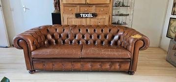Heerlijke chesterfield  bank beschikbaar voor biedingen