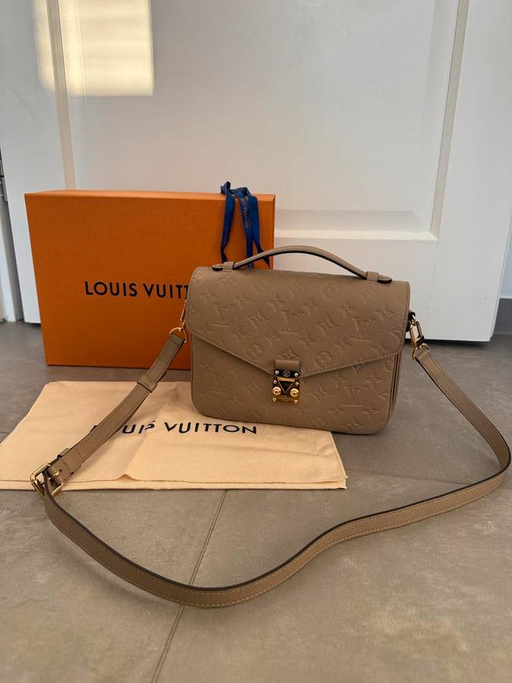 Louis Vuitton LV Pochette Métis Monogram Empreinte Leather, Sieraden, Tassen en Uiterlijk, Tassen | Damestassen, Zo goed als nieuw